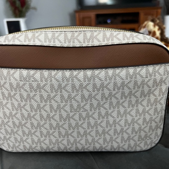 Jet Set Large Logo Crossbody Bag - Picture 2 of 3